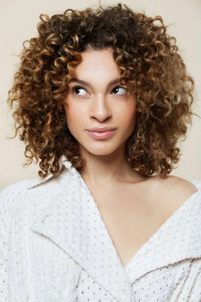 Прическа мелкие кудри на средние волосы 3 Cool Styles for Curly Hair Curly hair styles, Short curly hair, Curly hair sty