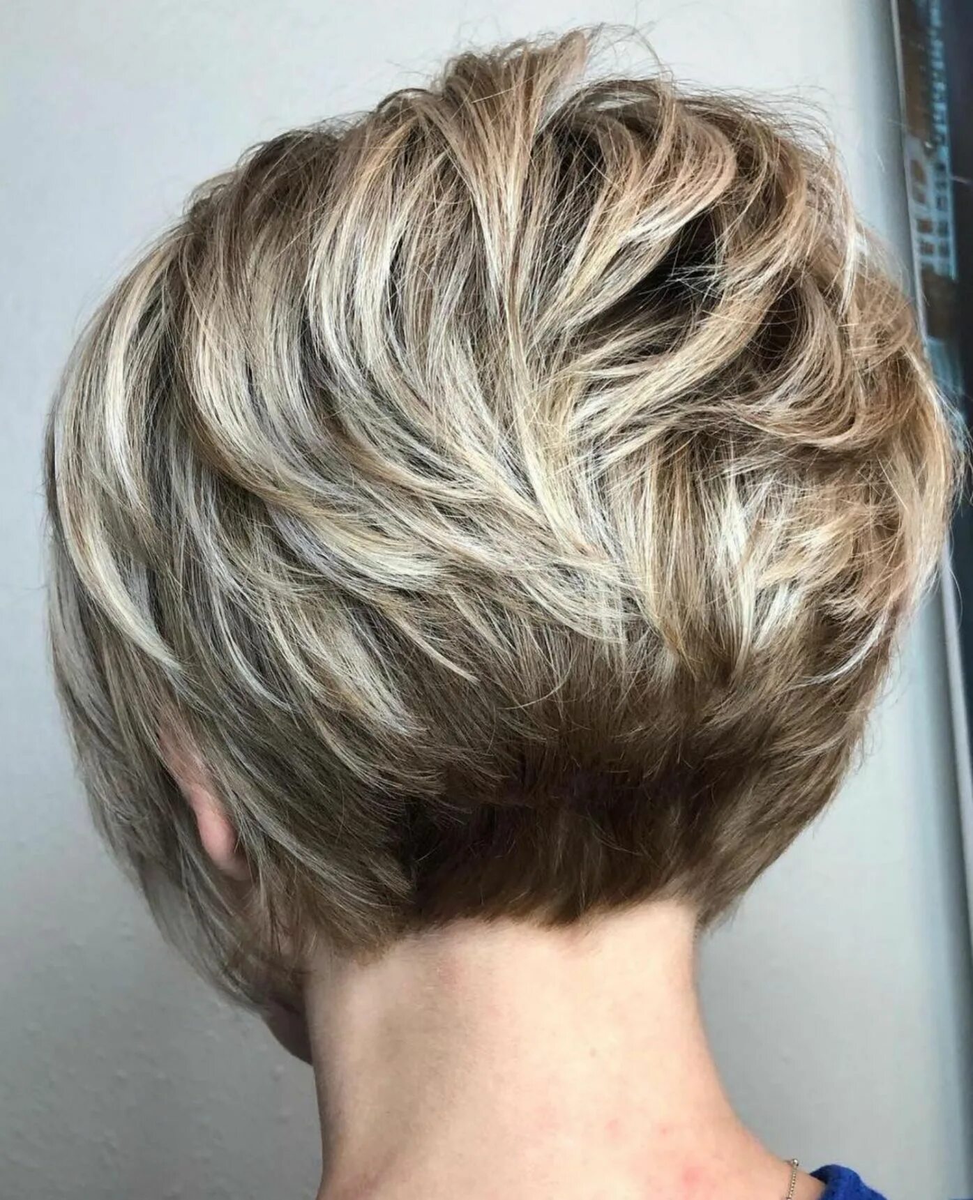 Прическа многослойный боб женская Short Wavy Stacked Bob with Bronde Balayage