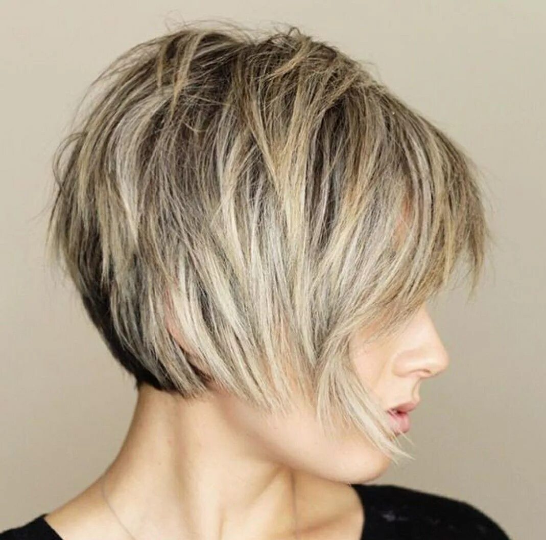 Прическа многослойный боб женская Pin by Daniele Duarte Torres Alves on Cabelo curto Short layered haircuts, Short