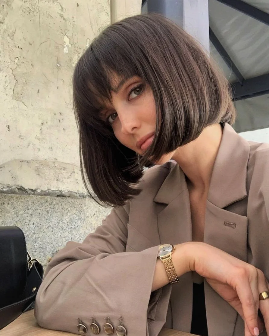 Прическа мода каре Самые стильные стрижки для брюнеток на 2021 Short hair styles, Bob haircut with 