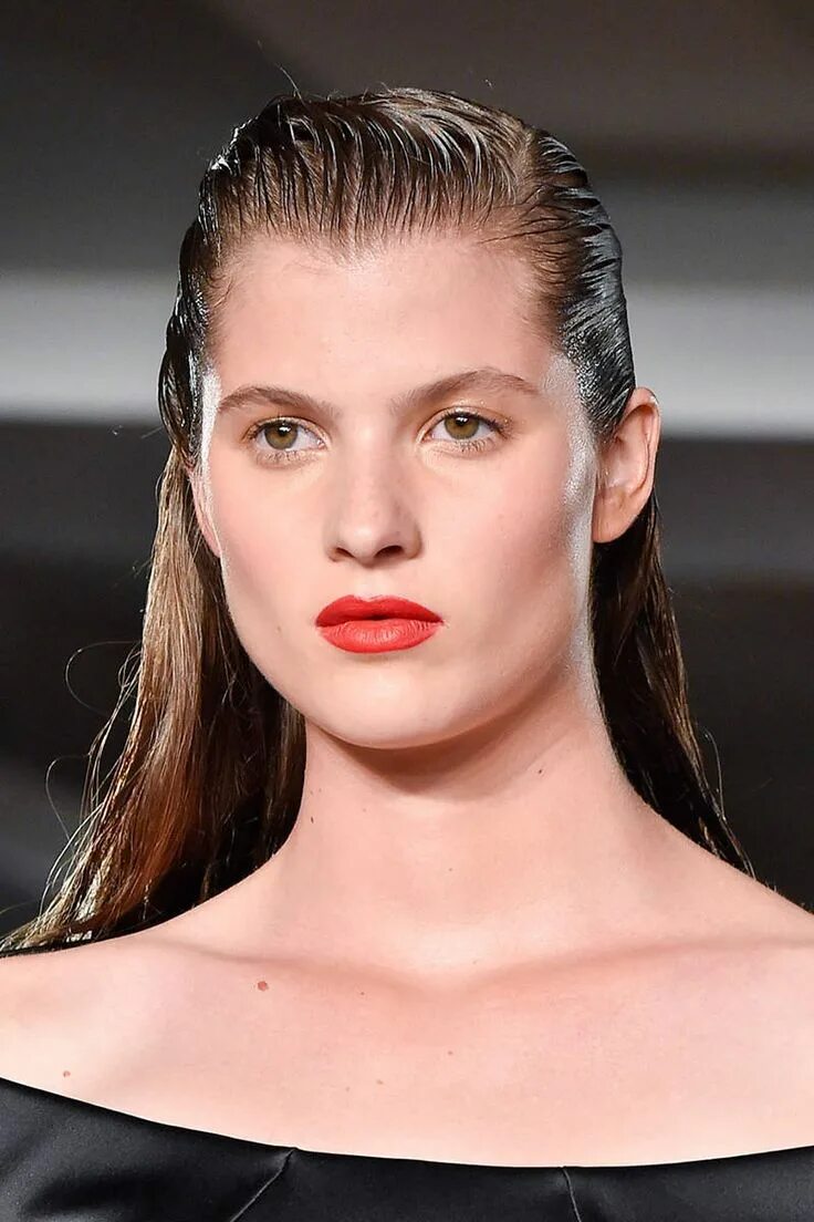 Прическа мокрые волосы назад The Top Hair and Makeup Trends From New York Fashion Week Slick hairstyles, Runw