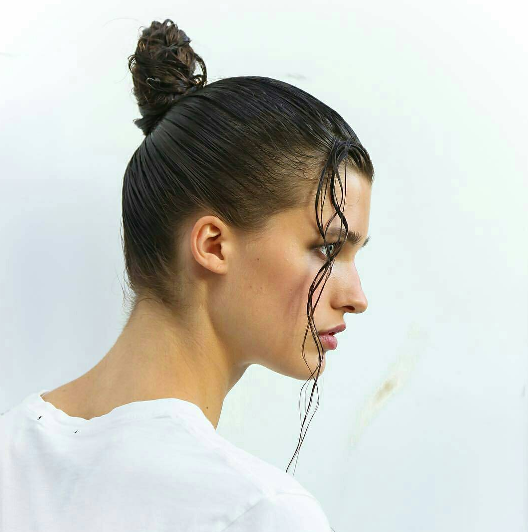 Прическа мокрые волосы назад как сделать Thakoon's Wet Bun is Our Fall Hairspo Hairspo, Thick hair styles, Yarok