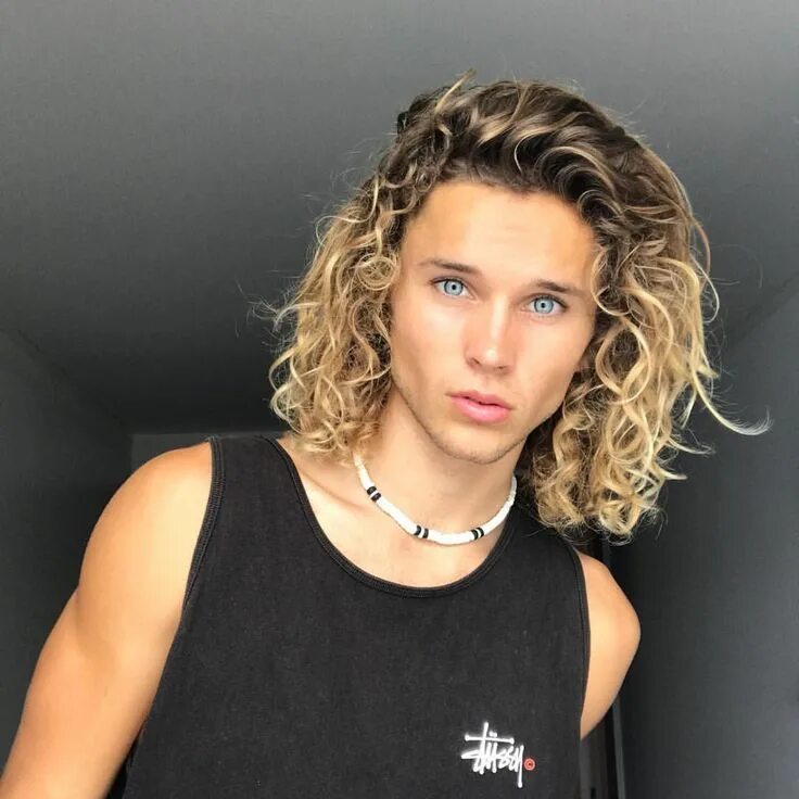 Прическа мокрый эффект мужская Long Curly Hai r Long curly hair men, Long hair styles men, Long blonde curly ha