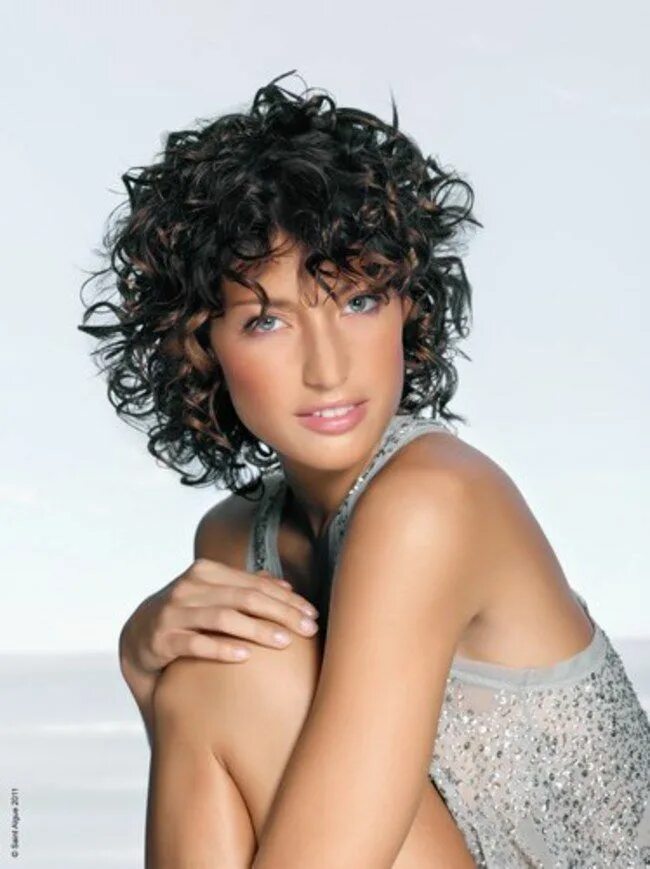 Прическа мокрый эффект на каре Comment choisir la bonne couleur de cheveux ? Curly hair styles, Frizzy curly ha