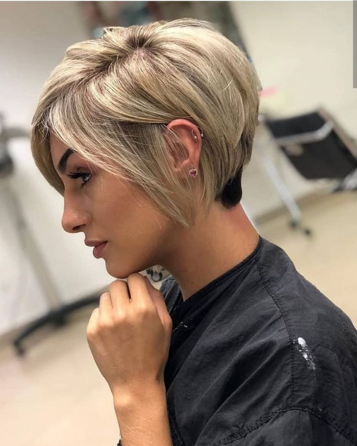 Прическа молодежная женская на короткие волосы Pixie cut per capelli lisci e sottili, più lungo sul davanti, scalato e con bala