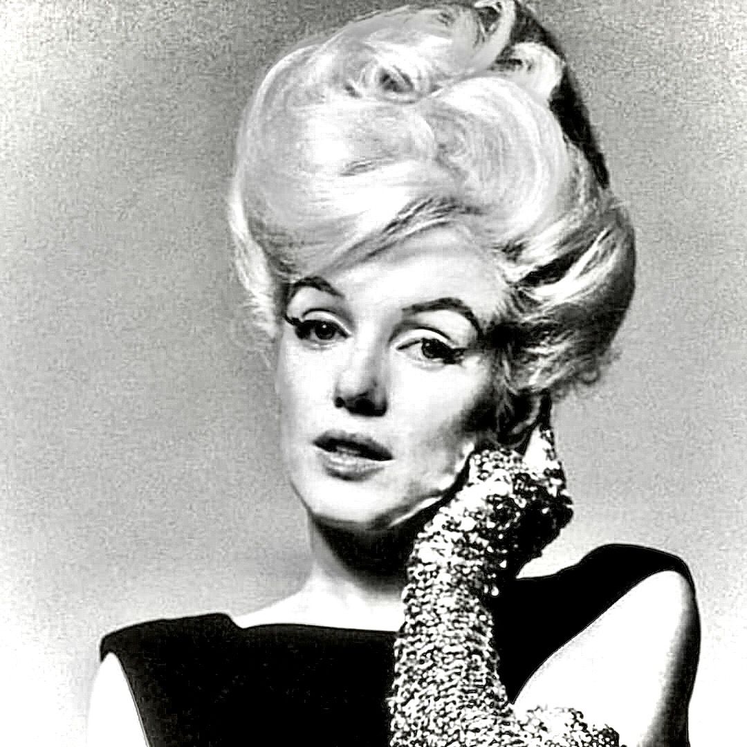 Прическа монро фото Marilyn in big hair, silver gloves, and black dress. Photo session by Bert Stern