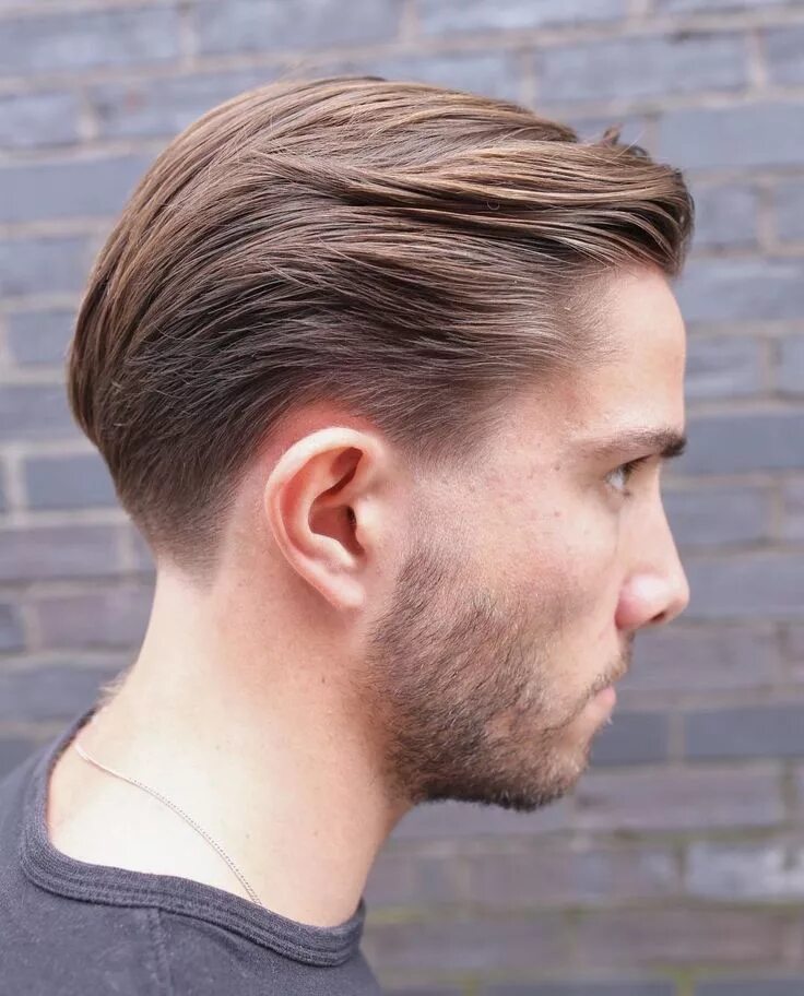 Прическа мужская верх длинный низ короткий Bild könnte enthalten: 1 Person Slicked hair men, Men hair color, Mens hairstyle