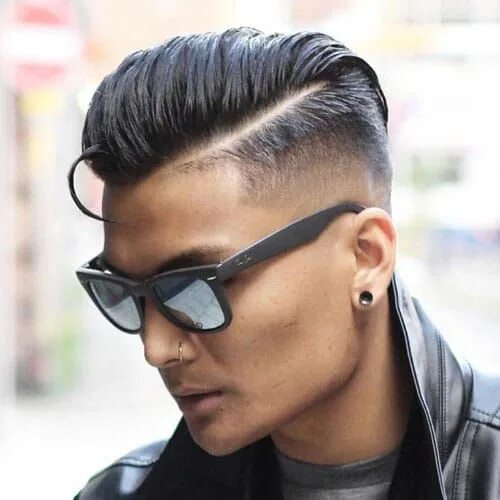 Прическа мужская выбритые виски с челкой Undercut Hairstyle For Men 2018 #hairstyle #undercut Comb over fade haircut, Fad