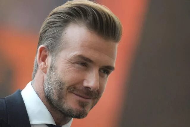 Прическа мужская зачесанные назад волосы Le picarías "la torta" a David Beckham? Está de cumpleaños (Foto)