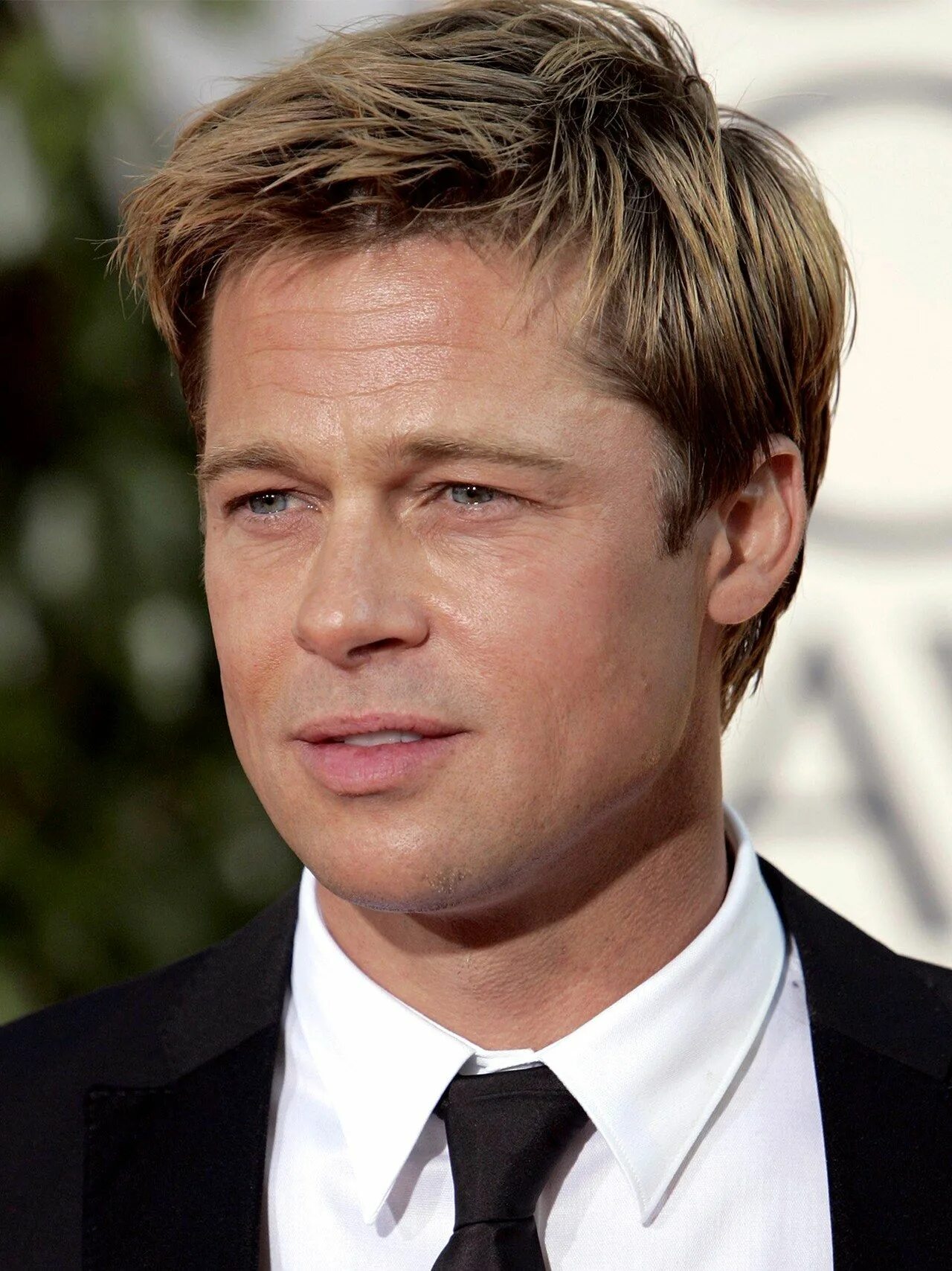 Прическа мужская звезды 16 Looks That Prove Brad Pitt Is a Grooming God in 2022 Brad pitt, Brad pitt ima