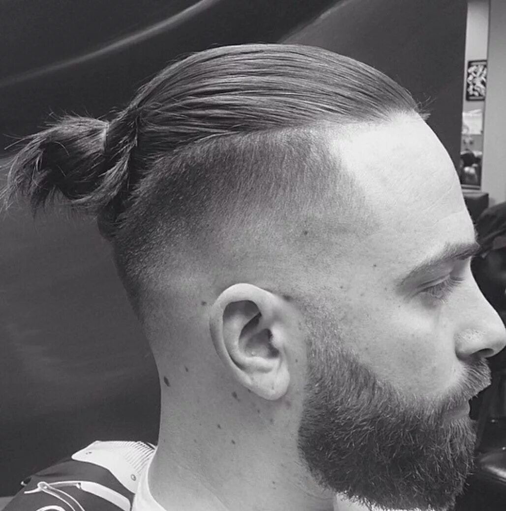 Прическа мужской короткий хвост Man bun beard fade Man bun hairstyles, Man bun, Man ponytail