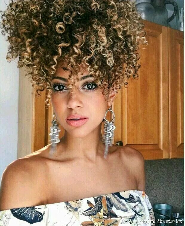 Прическа на афро кудри длинные Pin de Biatriz alves em inspirações de fotos Cabelo, Cabelo cacheado, Cabelo méd