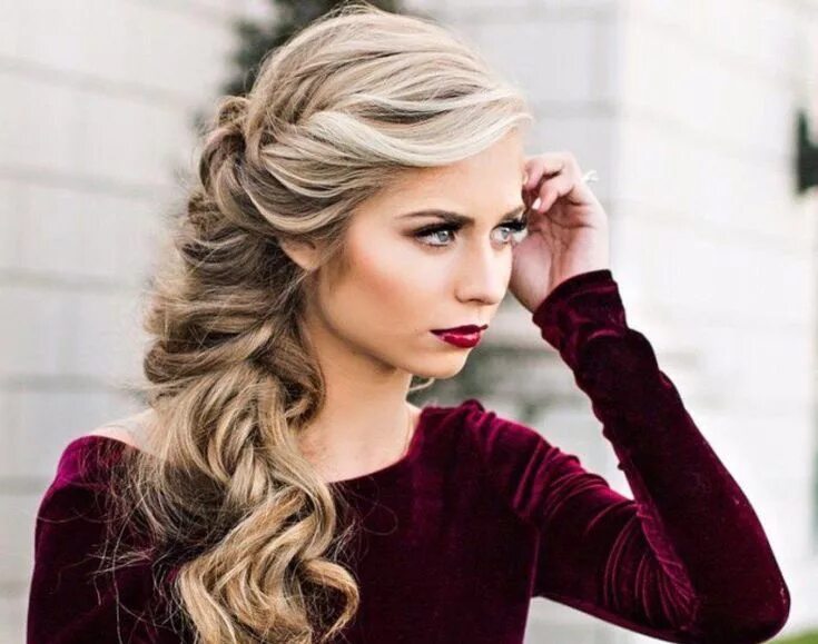 Прическа на бок для женщин Read information on quick hairstyles #hairstylesandhair Hair styles, Bridesmaid 