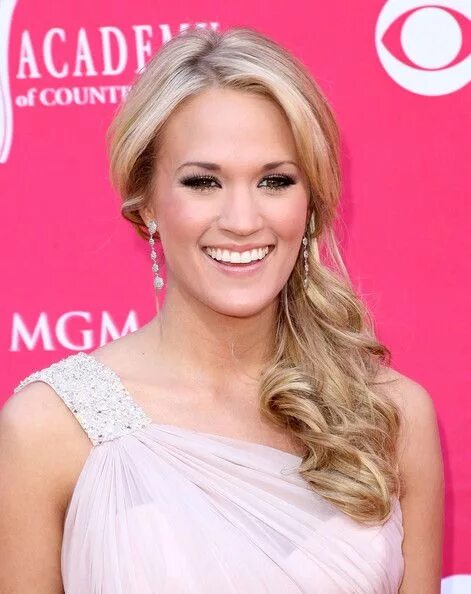 Прическа на бок для женщин More Pics of Carrie Underwood Ponytail Side ponytail hairstyles, Medium hair sty