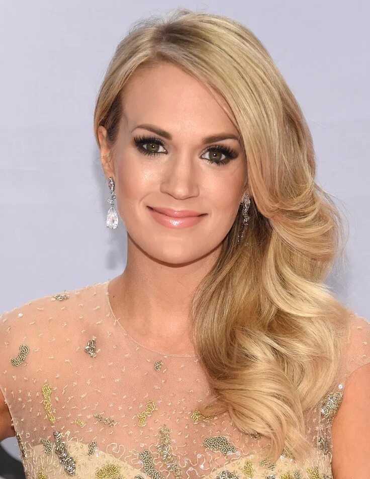 Прическа на бок на средние волосы Mom-to-Be Carrie Underwood Glows at the CMAs Carrie underwood photos, Side swept