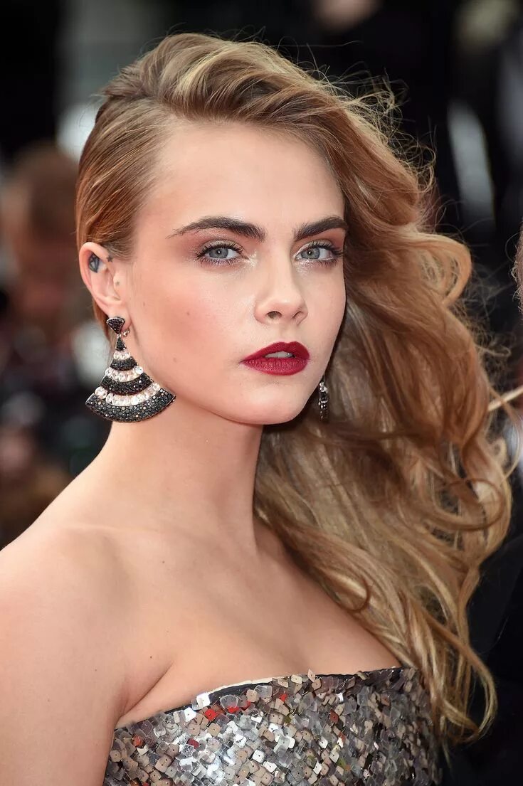 Прическа на бок женская Cara Delevingne Cara delevingne hair, Side swept hairstyles, Celebrity wedding h