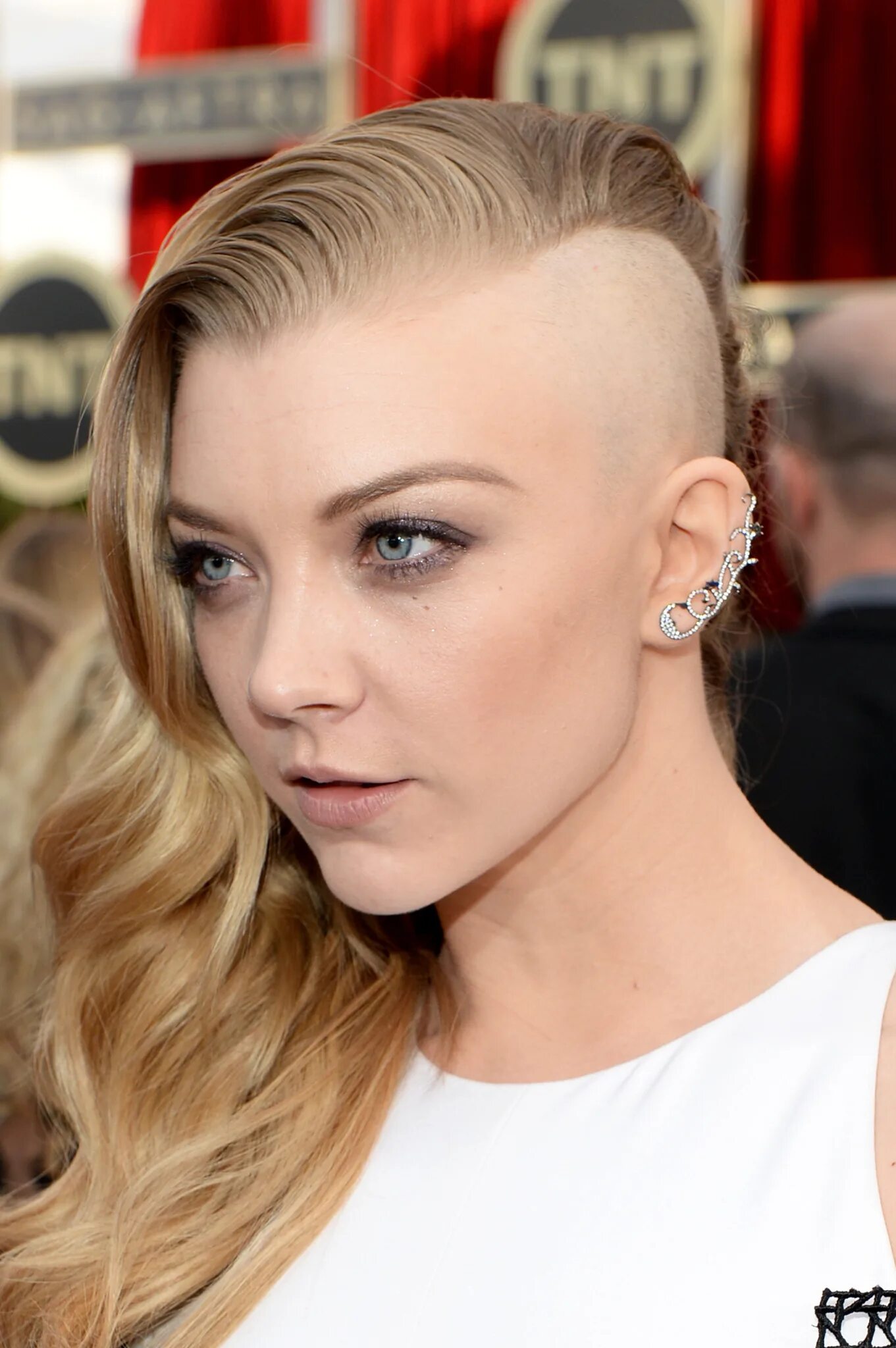 Прическа на бок женская Natalie Dormer