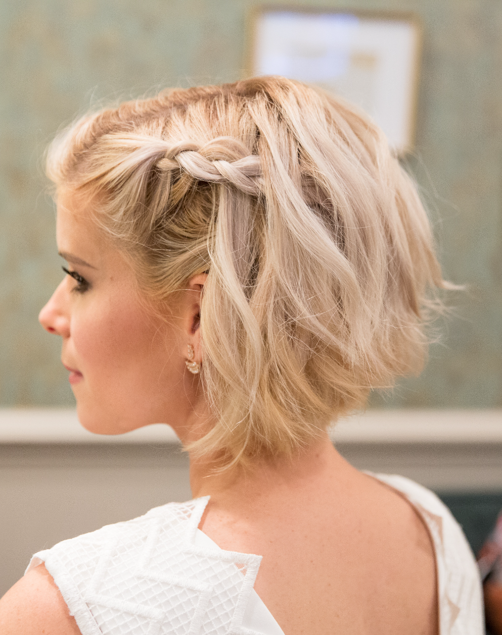 Прическа на длинное каре вечерняя Short Wedding Hairstyles That Are Jaw Dropping - My Sweet Engagement Short weddi