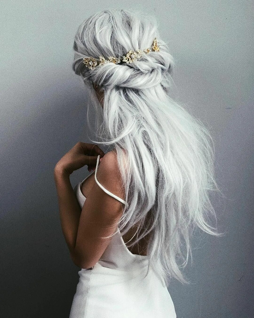 Прическа на длинные белые волосы Wedding Hair Inspiration : Cara Clyne Bridesmaid hair, Wedding hair down, Weddin