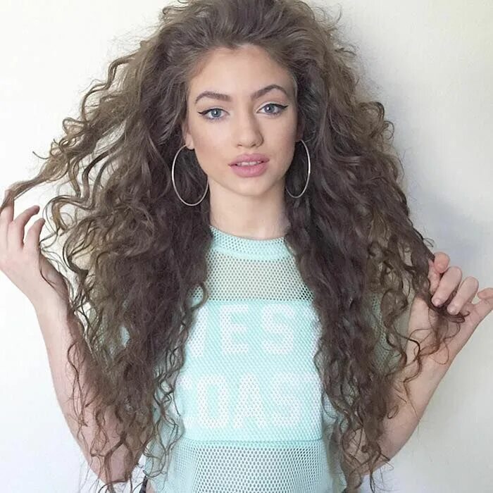 Прическа на длинные кучерявые волосы Dytto - When you're playing with your hair and they catch you Curly hair styles 