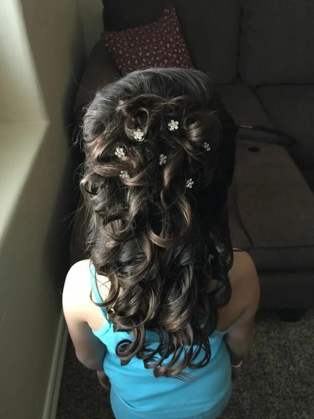 Прическа на длинные локоны девочке Pin by Tracey McKie on hair Pageant hair, Kids hairstyles, Flower girl hairstyle