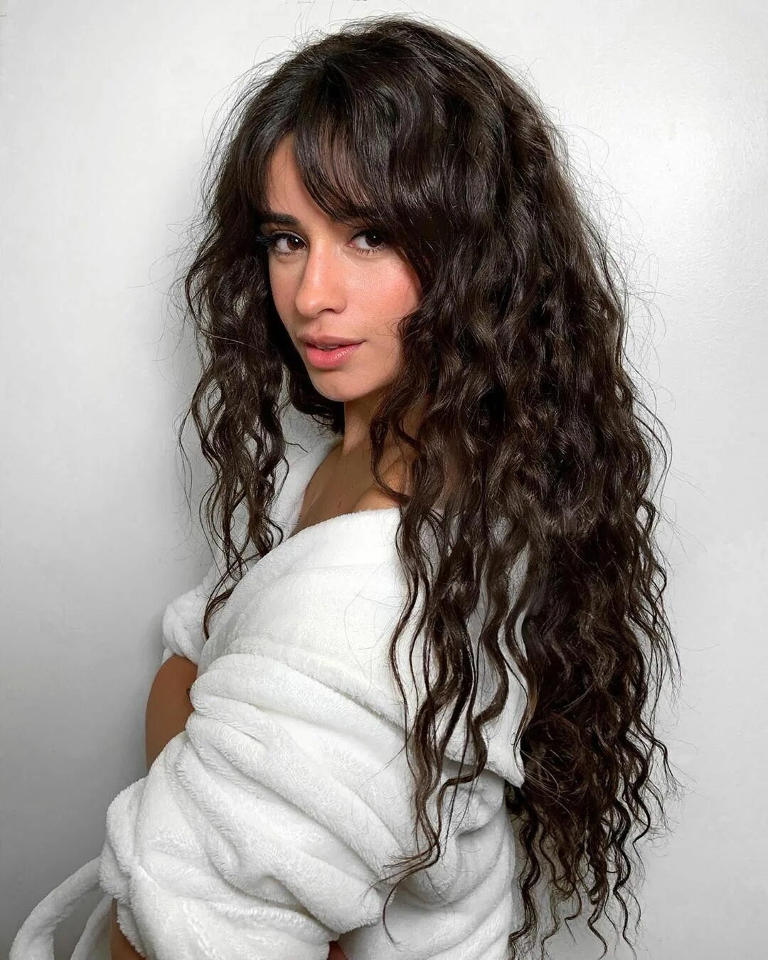 Прическа на длинные пушистые волосы 30 Instagram-Worthy Hairstyles To Try In April Cabello hair, Long curly hair, Wa