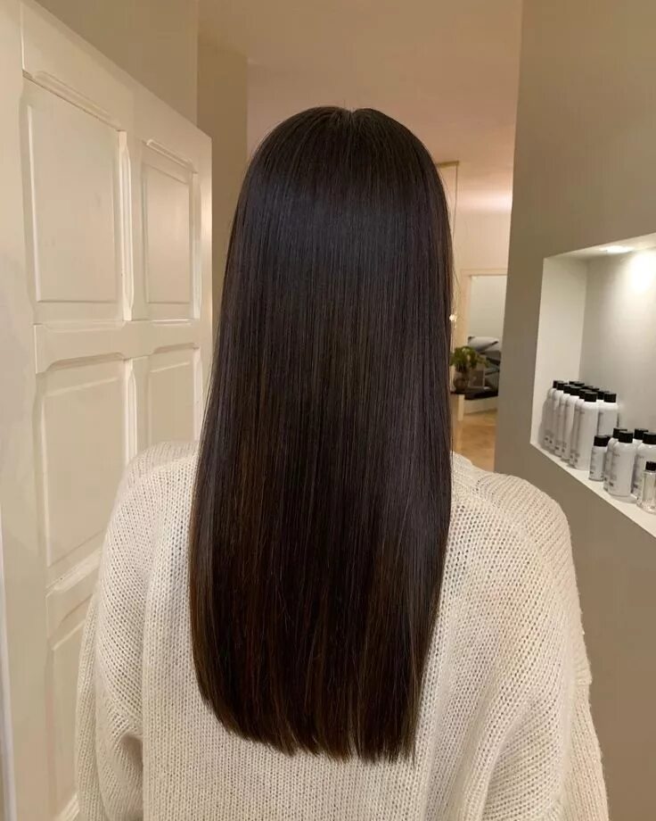 Прическа на длинные ровные волосы A imagem pode conter: uma ou mais pessoas e área interna Haircuts straight hair,