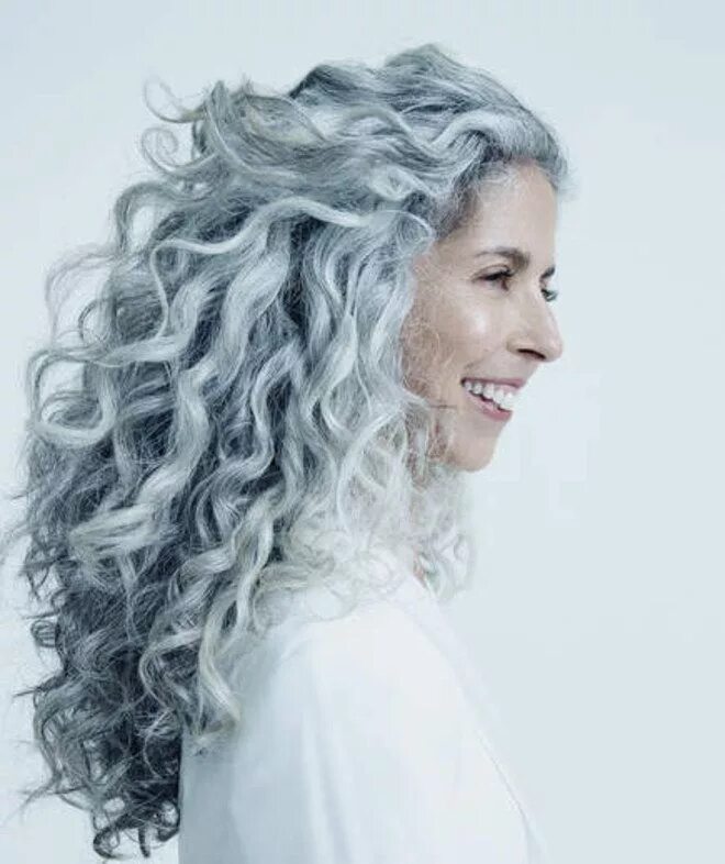 Прическа на длинные седые волосы Grey is the new Black: Die schönsten Frisuren für graue Haare Silver grey hair, 