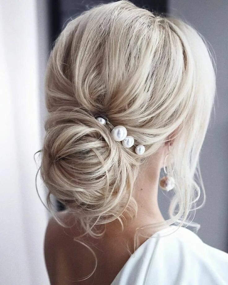 Прическа на длинные светлые Sweet Bridal Hairstyle