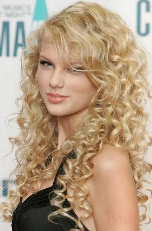 Прическа на длинные волнистые 7 Glamorous Curly Hairstyles That Taylor Swift Sported Taylor swift curly hair, 