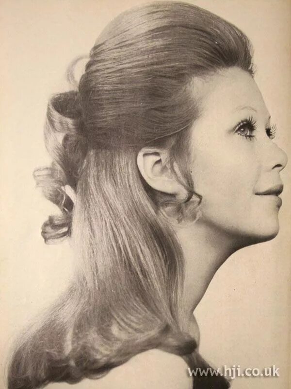 Прическа на длинные волосы 60 1970 hairstyles - Google Search 1970 hairstyles, Long hair styles, 1970s hairsty