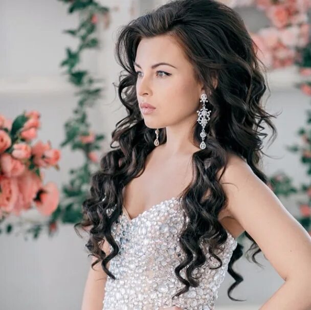 Прическа на длинные волосы локонами фото 35 New Wedding Hairstyles to Try - MODwedding Coiffure mariage, Coiffure mariée 