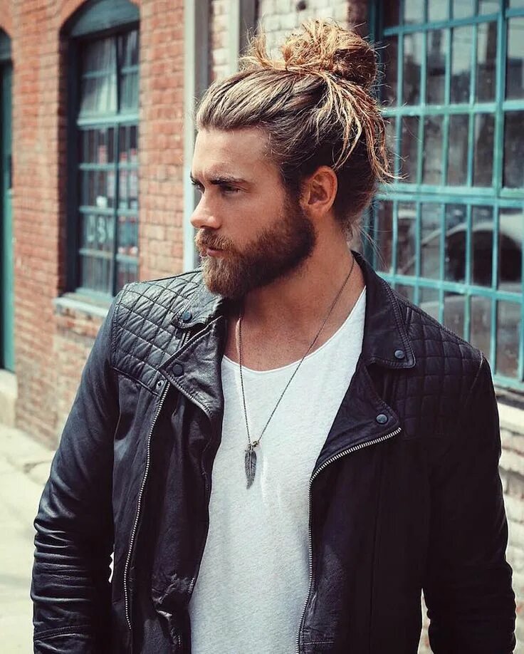 Прическа на длинные волосы парню 19 maneiras diferentes de usar uma camiseta branca Man bun hairstyles, Man bun h