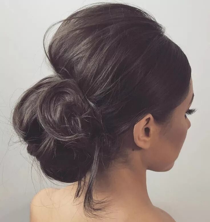 Прическа на длинные волосы пучок внизу головы Low Bun With A Bouffant Bridesmaid hairdo, Straight hairstyles, Bridesmaid hair 