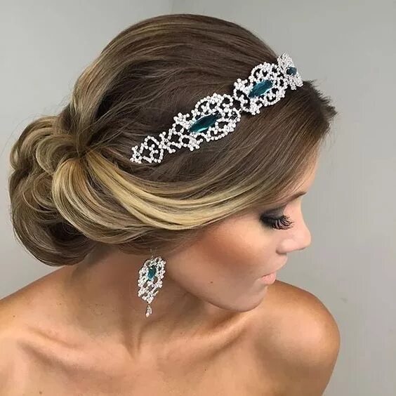 Прическа на длинные волосы с украшением I like head piece and earrings. Bridal hairdo, Headband hairstyles, Bridal hair 