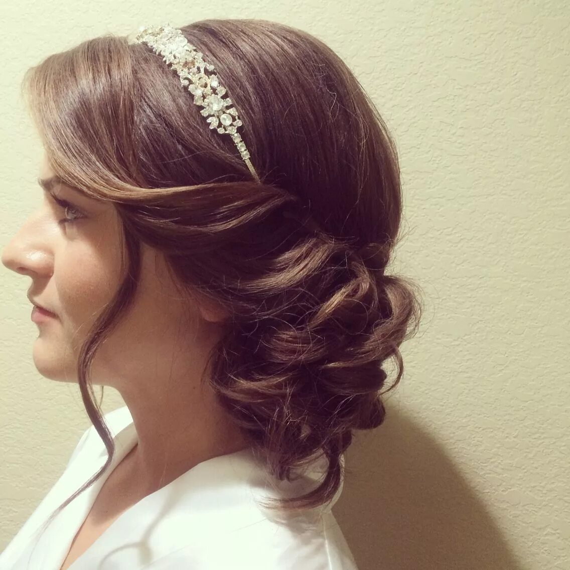 Прическа на длинные волосы закрытые уши Side bun bridal hairstyle with headband www.danaraiabridal.com Charlotte, NC Sid