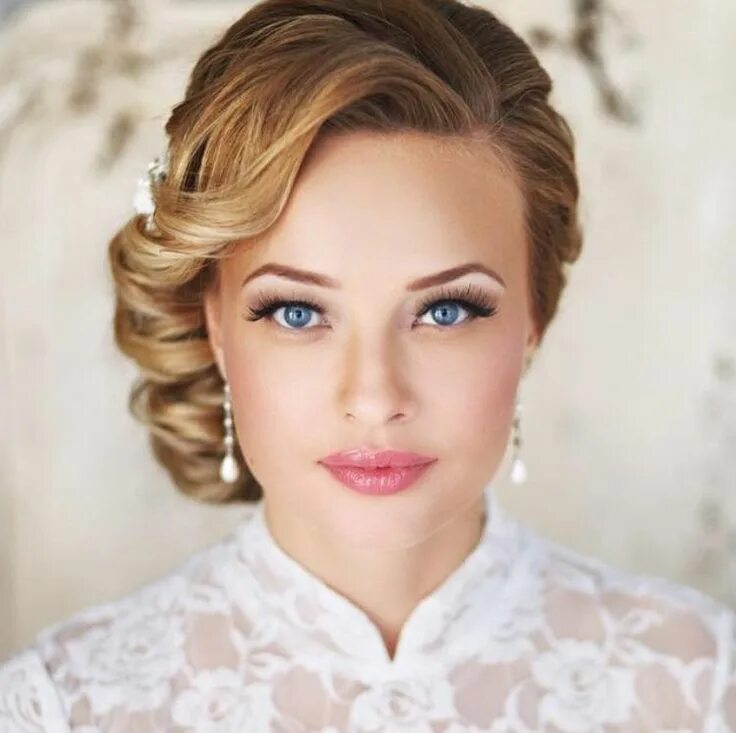 Прическа на фотосессию на средние Pin de Kelly Mihailidou em up hairstyle Penteado noiva, Penteados vintage, Pente