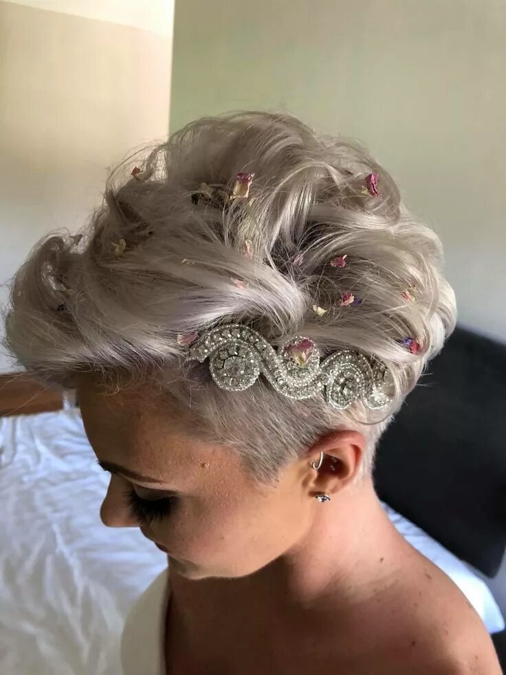 Прическа на голове на короткие волосы Pin by Isabel Quinta-Zammit on Hair color Pixie wedding hair, Short wedding hair