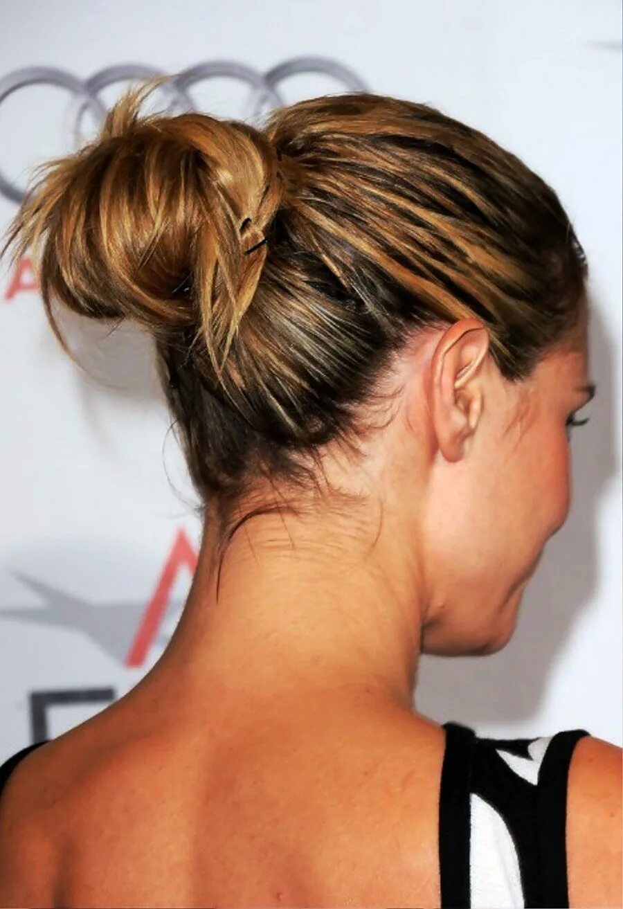 Прическа на грязные волосы на скорую Heidi Klum Bobby Pinned High Bun Updo