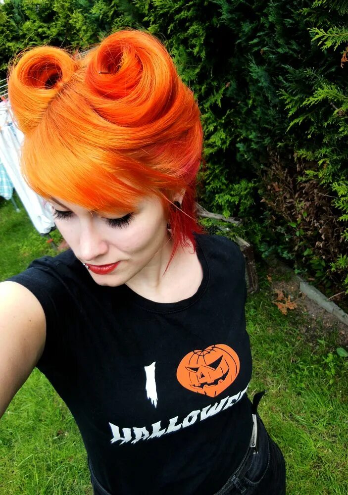 Прическа на хэллоуин на длинные волосы Orange Rockabilly hair tutorials, Halloween hair, Love your hair