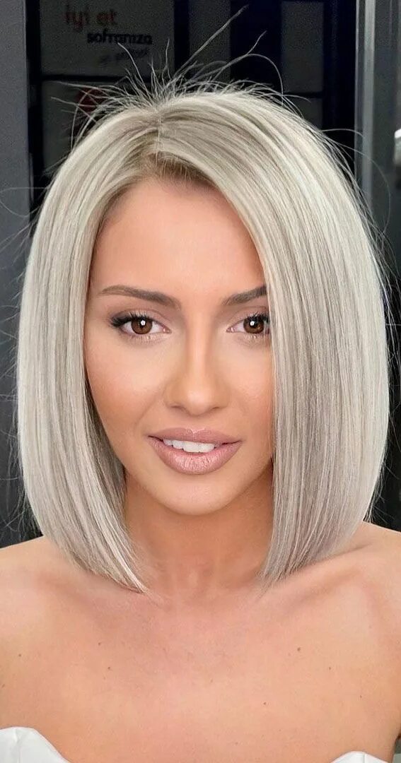 Прическа на каре 2024 модные 35 Sleek and Chic Bob Hairstyles : Icy Blonde Long Bob Sleek short hair, Blonde 