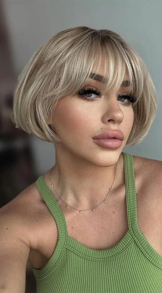 Прическа на каре 2024 модные 20 Chic Parisian French Bobs : Blonde French Bob with Wispy Bangs