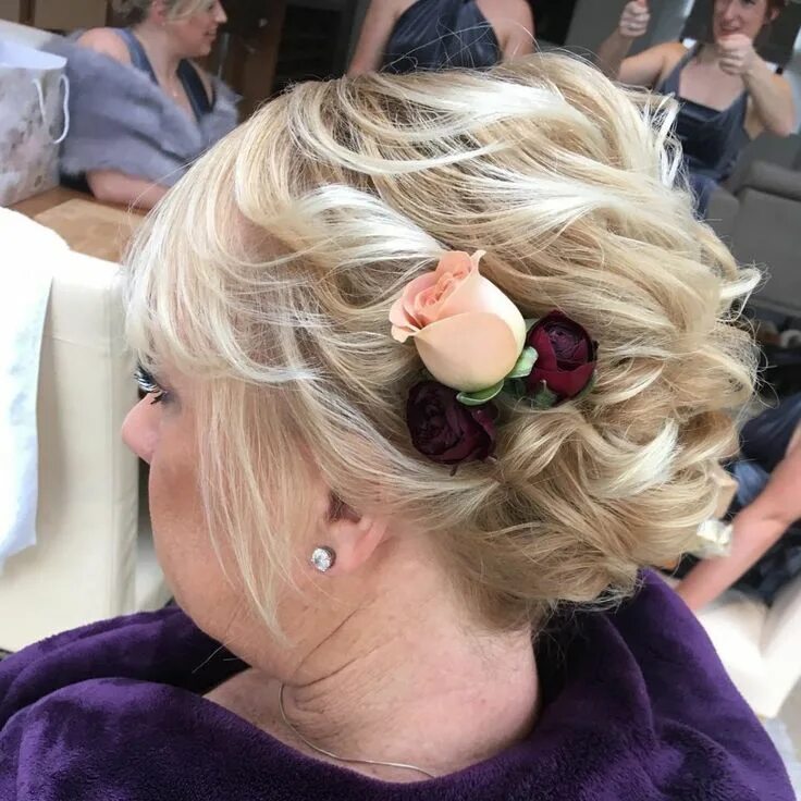 Прическа на каре на свадьбу для мамы Mother of the Bride Hairstyles: 28 Elegant Looks for 2024 Mother of the bride ha