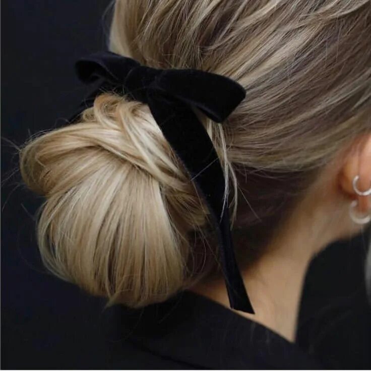 Прическа на каре с бантиком lower bun elegant with ribbon holidays long hairstyle Hair styles, Long hair sty