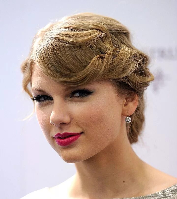 Прическа на концерт на средние волосы 10 atemberaubende Taylor Swift Updo Frisuren #atemberaubende #frisuren #swift #t