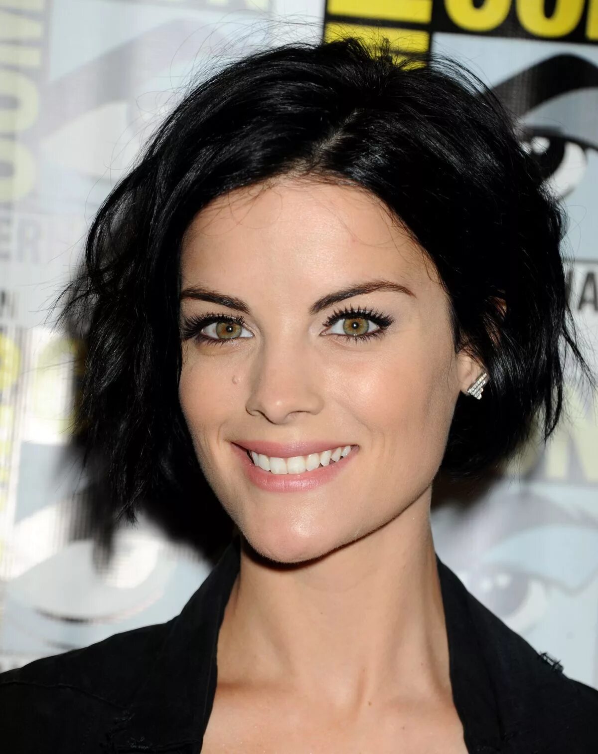 Прическа на короткие черные волосы Jaimie Alexander attends the Blindspot press line at Comic Con Short hair styles