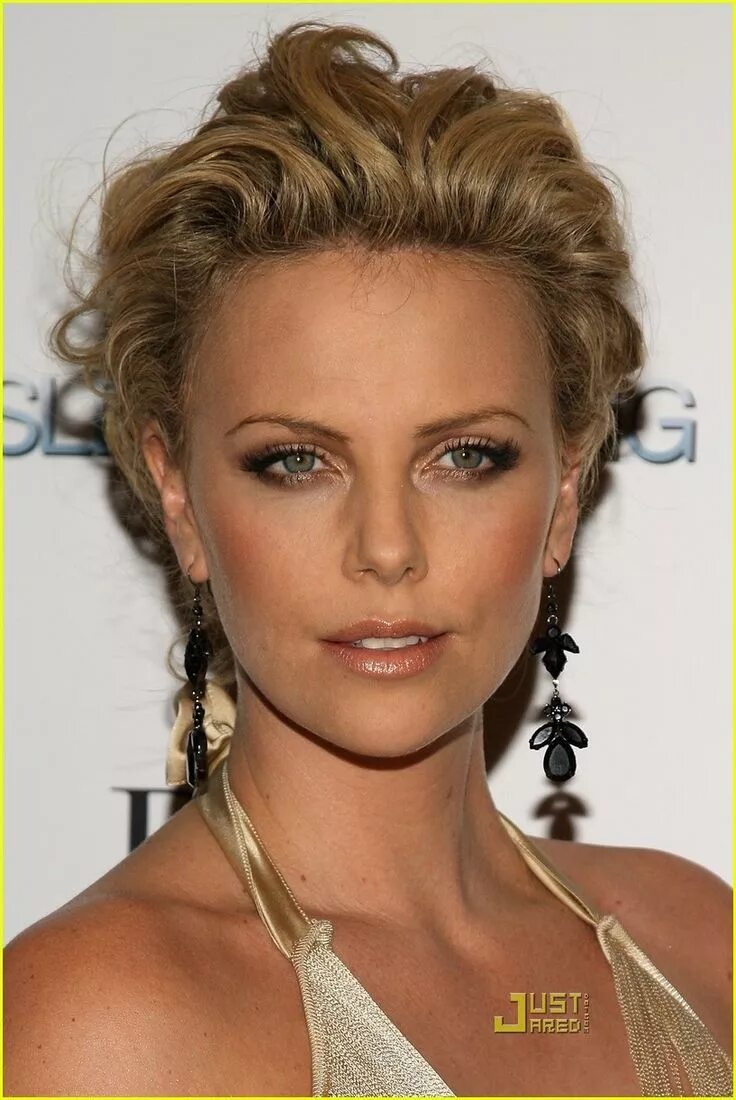 Прическа на короткие лоб волосы Pin on Hair Charlize theron photos, Charlize theron, Dior beauty