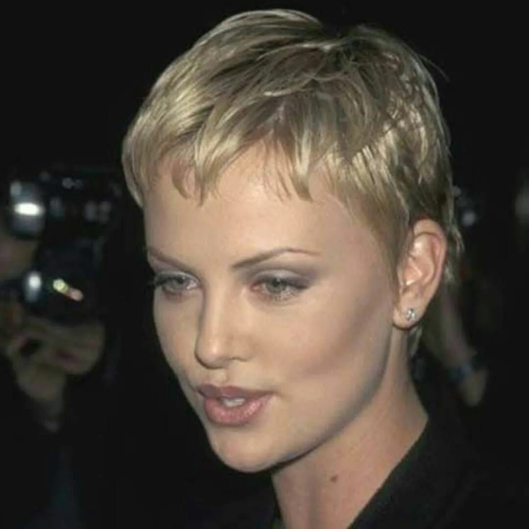 Прическа на короткие редкие Is Charlize the GOAT pixie girl? (greatest of all time) She's certainly Hall of 