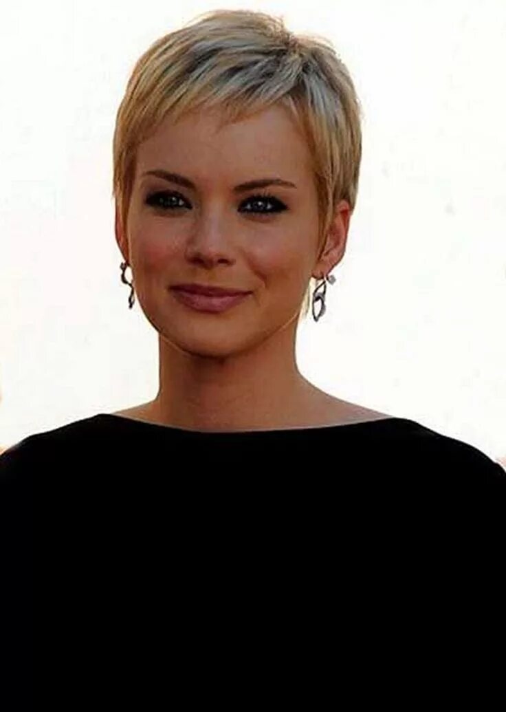 Прическа на короткие тонкие волосы для женщины Pixie Haircuts For Women (23) * DressFitMe Pixie hairstyles, Short hair cuts, Wo