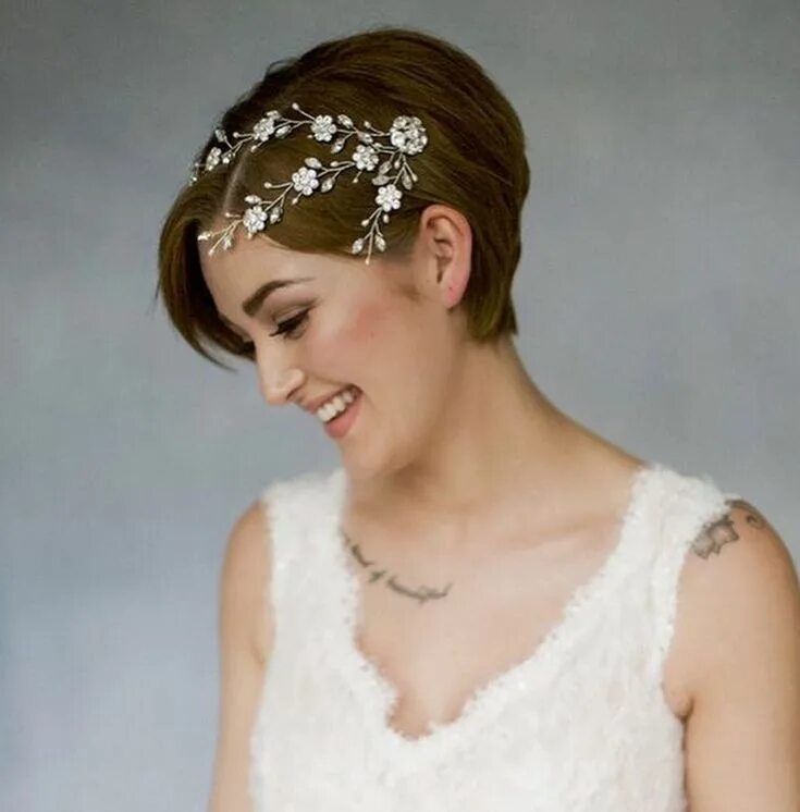 Прическа на короткие волосы на свадьбу Pin by Nicoleta Rusu on Roo's Wedding in 2020 Short wedding hair, Pixie wedding 